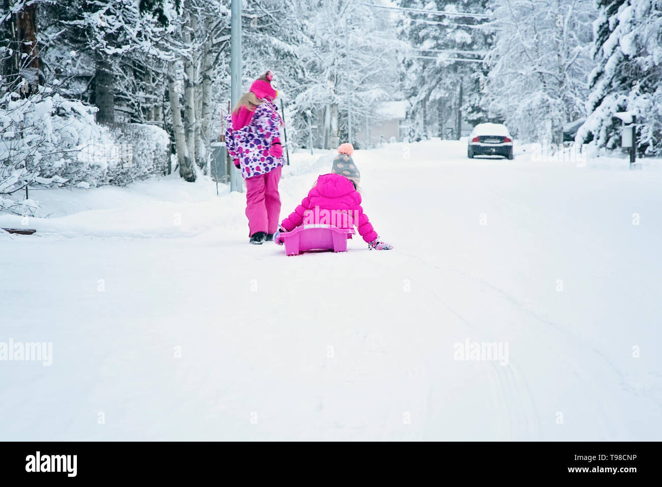 Les filles sur Street Luge à Rovaniemi, Finlande Banque D'Images