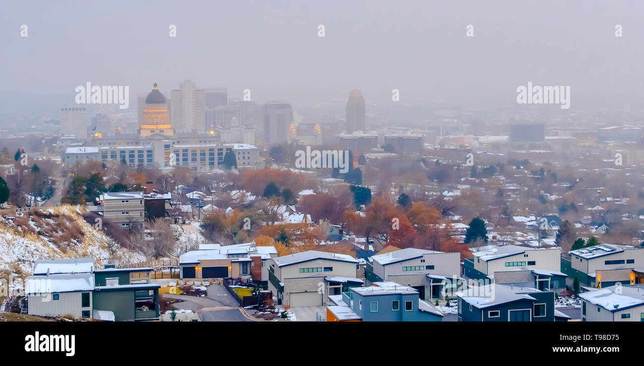 La populeuse Salt Lake City downtown avec un fond de ciel brumeux en hiver Banque D'Images