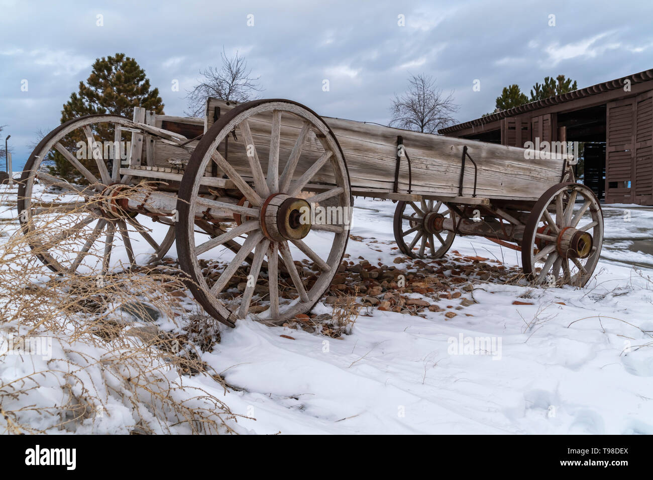 Un vieux wagon en bois sur un terrain rocheux couverts de neige en hiver Banque D'Images