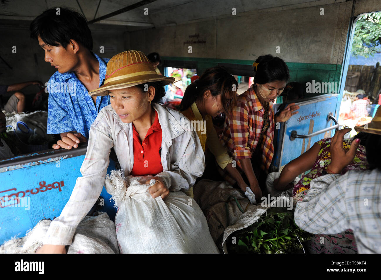 02.09.2013, Yangon, Myanmar , - les passagers sont debout entre leurs marchandises dans un compartiment de train du chemin de fer circulaire. Le chemin de fer de banlieue locales Banque D'Images