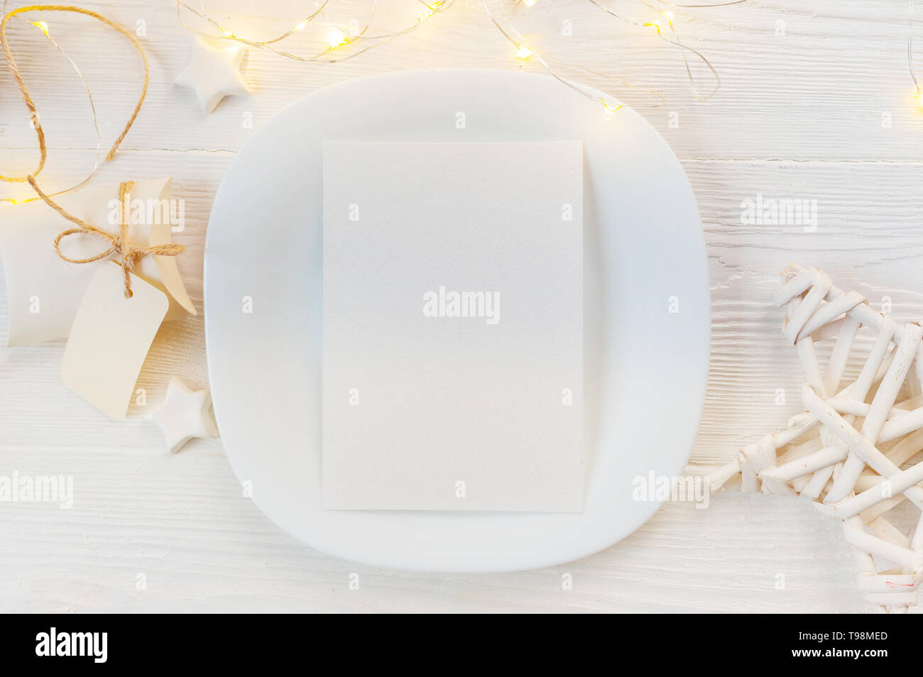 Fond en bois blanc. blanc avec feuille de papier. Carte de voeux blanche dans un style rustique avec de l'espace pour votre texte. Mise à plat Banque D'Images