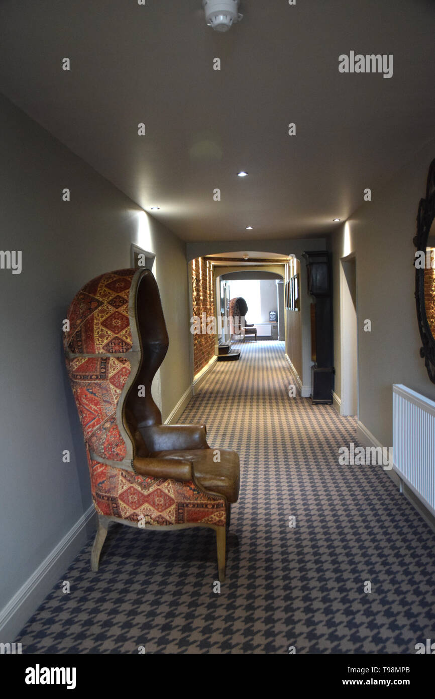 Couloir avec chaises portiers, Wynnstay Arms Hotel, Ruabon, nord du pays de galles, royaume-uni Banque D'Images