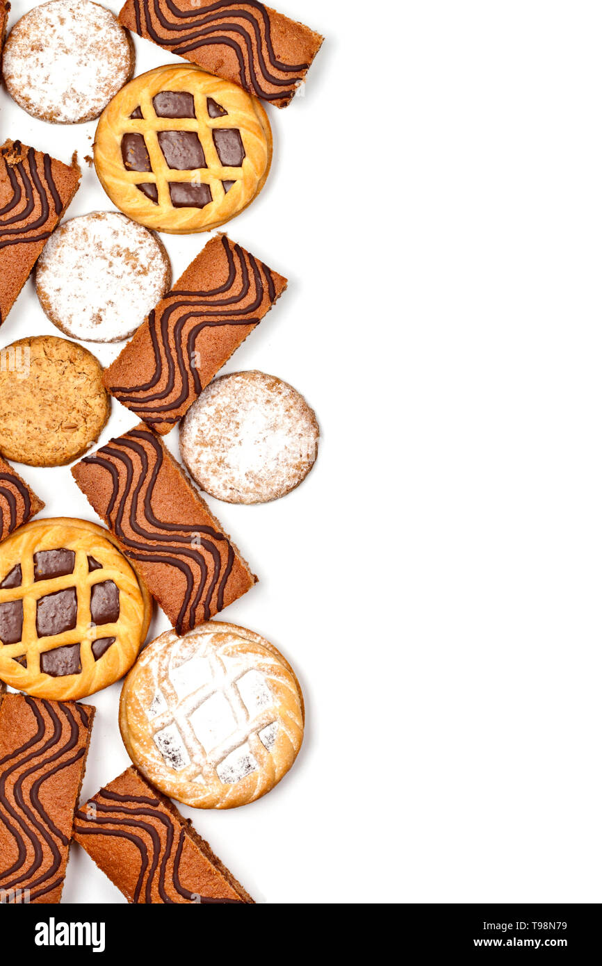 Bars de gâteau rempli de crème glacée, les biscuits d'avoine et des tartelettes au chocolat noir isolé sur fond blanc. Vue de dessus avec l'exemplaire de l'espace. Banque D'Images