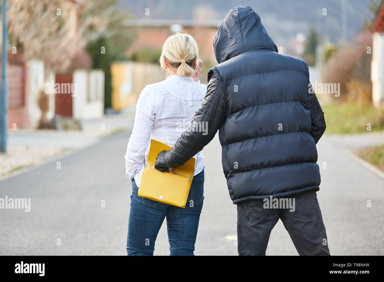 Voleur à la tire du sac à main sur la route Banque D'Images