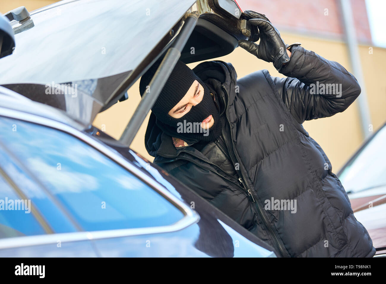 Voleur voler ouvrir coffre d'une voiture Banque D'Images