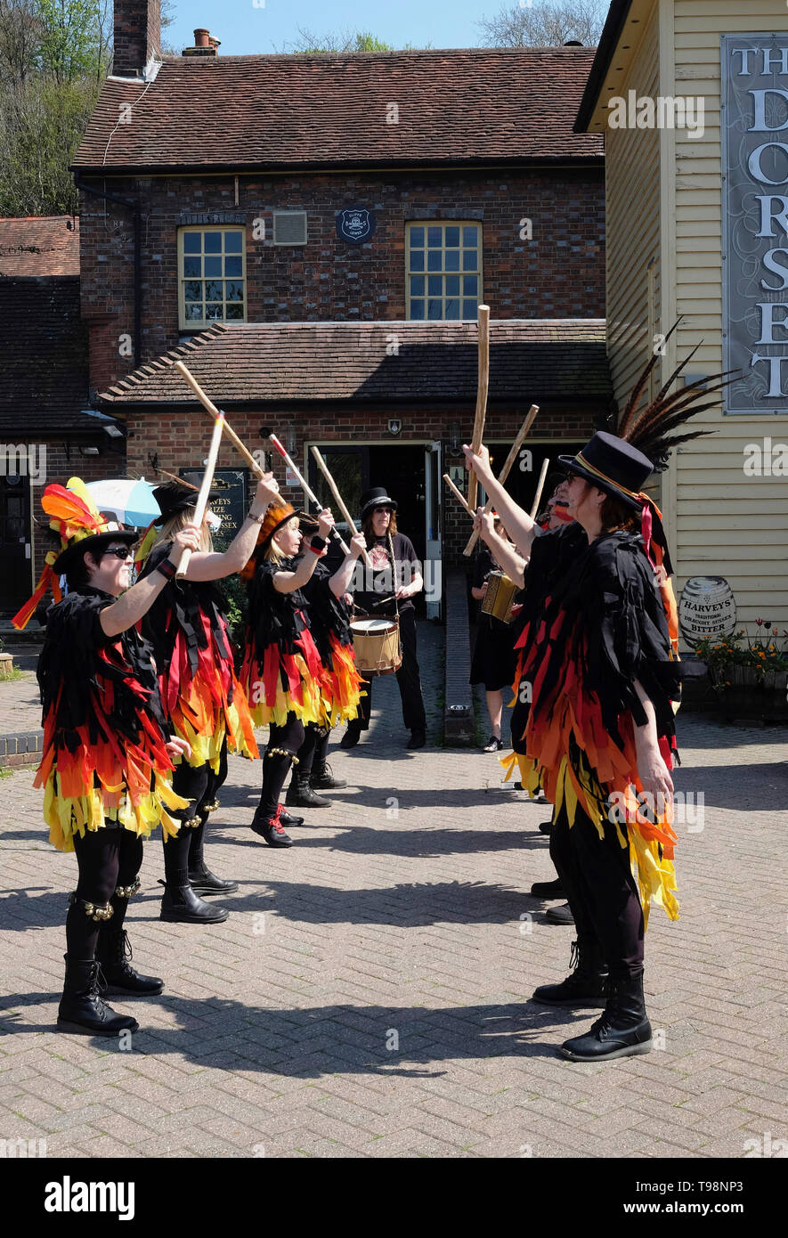 L'Angleterre, l'East Sussex, Lewes, Poudre Noire Morris Dancers en dehors de la Pub sur Dorset Street Malling. Banque D'Images