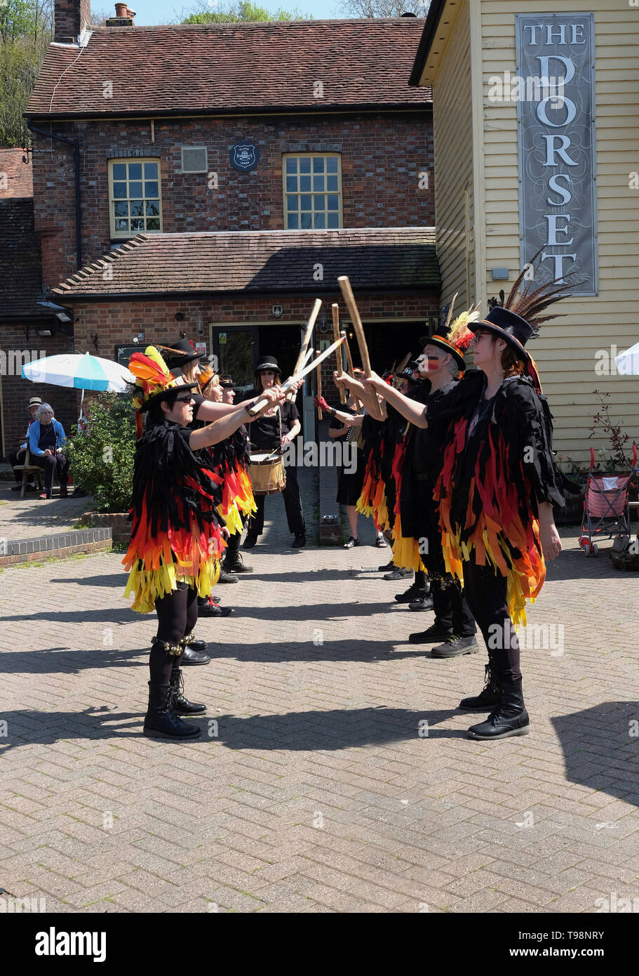 L'Angleterre, l'East Sussex, Lewes, Poudre Noire Morris Dancers en dehors de la Pub sur Dorset Street Malling. Banque D'Images