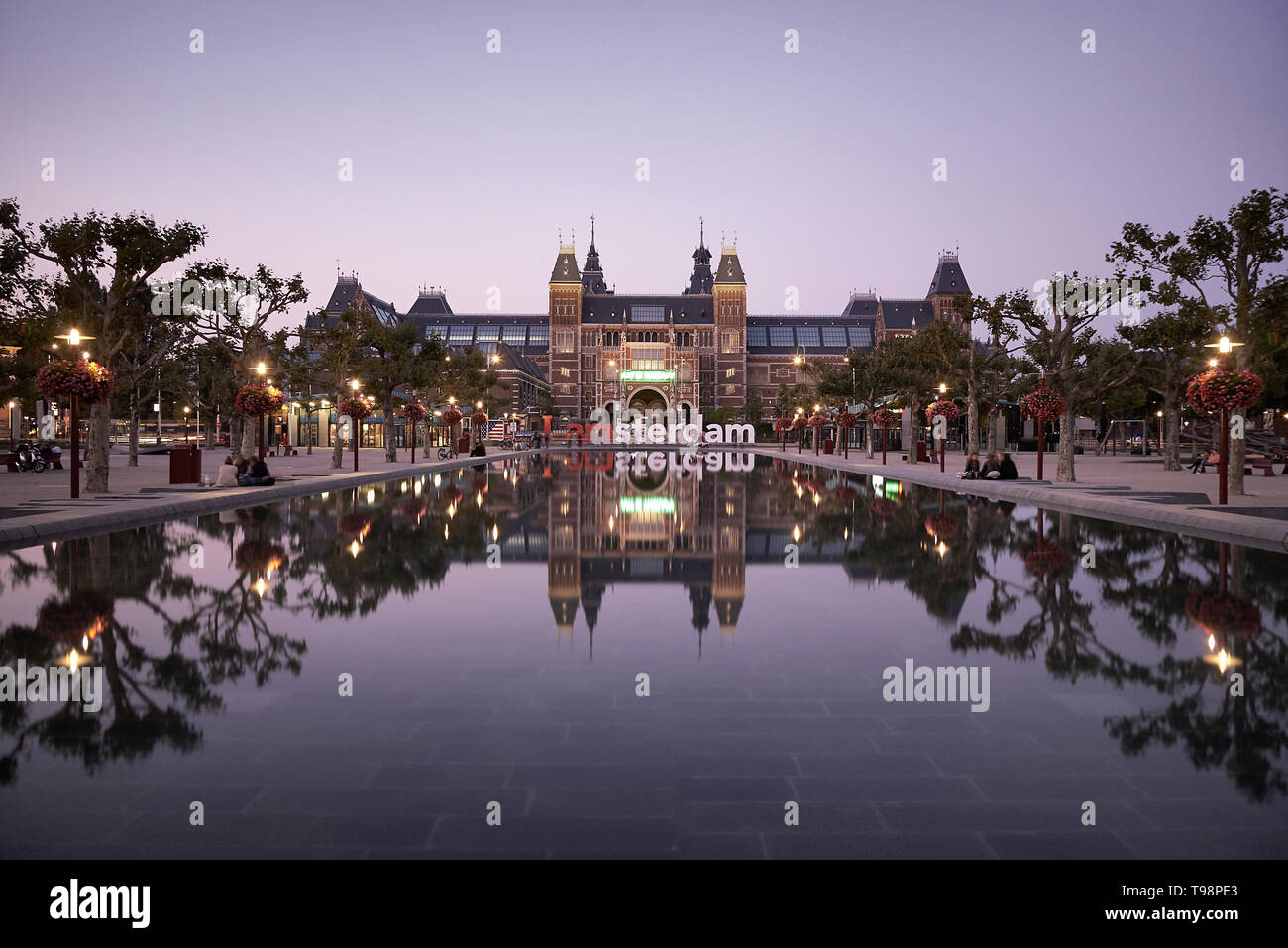 Paysage magnifique image du Rijksmuseum et le reflet dans l'eau avec la signalisation Offres spéciales Iamsterdam devant le musée Banque D'Images