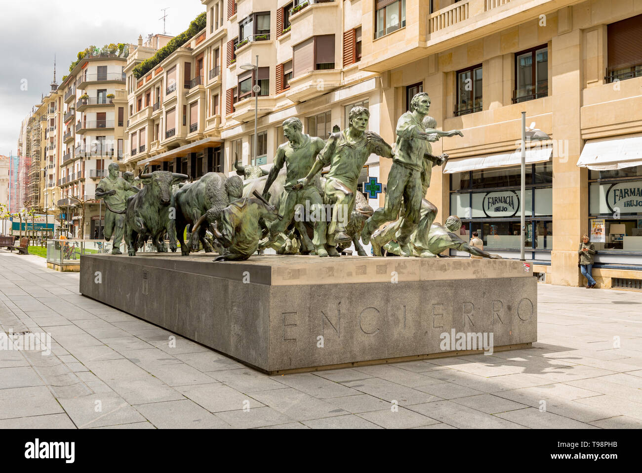 PAMPLONA, Navarra, ESPAGNE - 01 MAI 2019 : Perspective du beau monument à courses de taureaux (Monumento al Encierro de Pampelune). Il a été numéro cas Banque D'Images