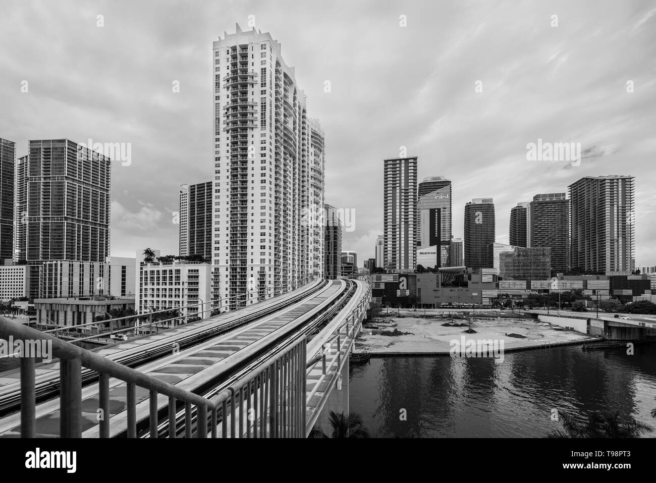 Miami, FL, USA - Le 19 avril 2019 : Avis de Brickell Centre-ville dans le centre-ville populaire quartier Brickell à Miami, Floride, USA. Photographie noir et blanc Banque D'Images Miami, FL, USA - Le 19 avril 2019 : Avis de Brickell Centre-ville dans le centre-ville populaire quartier Brickell à Miami, Floride, USA. Photographie noir et blanc Banque D'Images