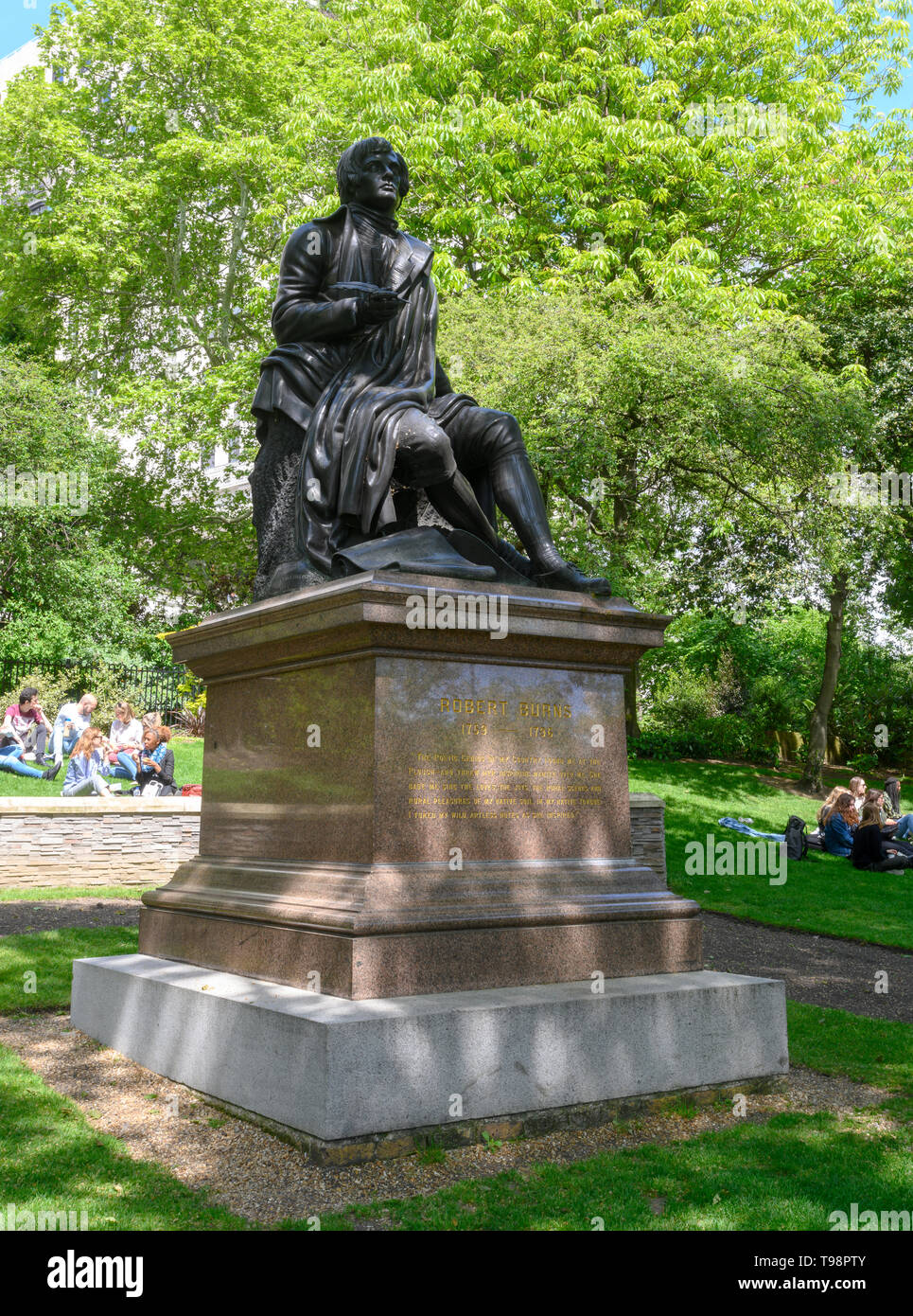 Statue de Robert 'Robbie Burns" dans le Victoria Embankment Gardens, Victoria Embankment, London, England, UK Banque D'Images