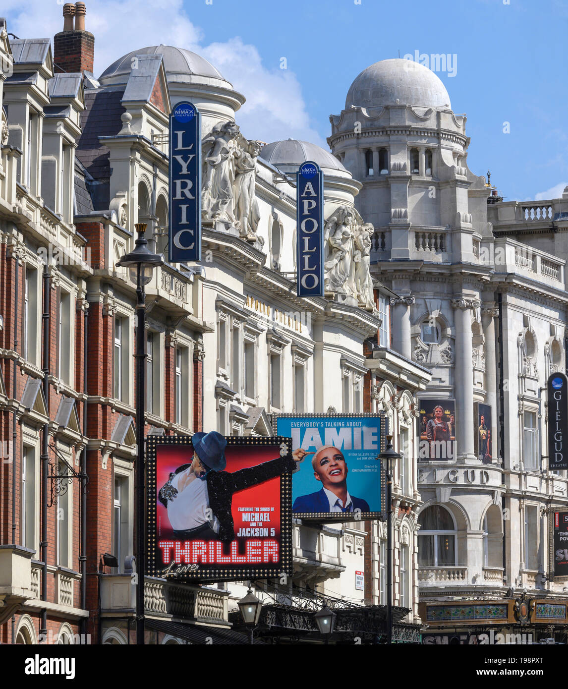 Vue vers l'Est le long de Shaftesbury Avenue, West End, Londres, Angleterre, Royaume-Uni - montrant les théâtres de West End classique y compris Lyric et Apollo. Banque D'Images