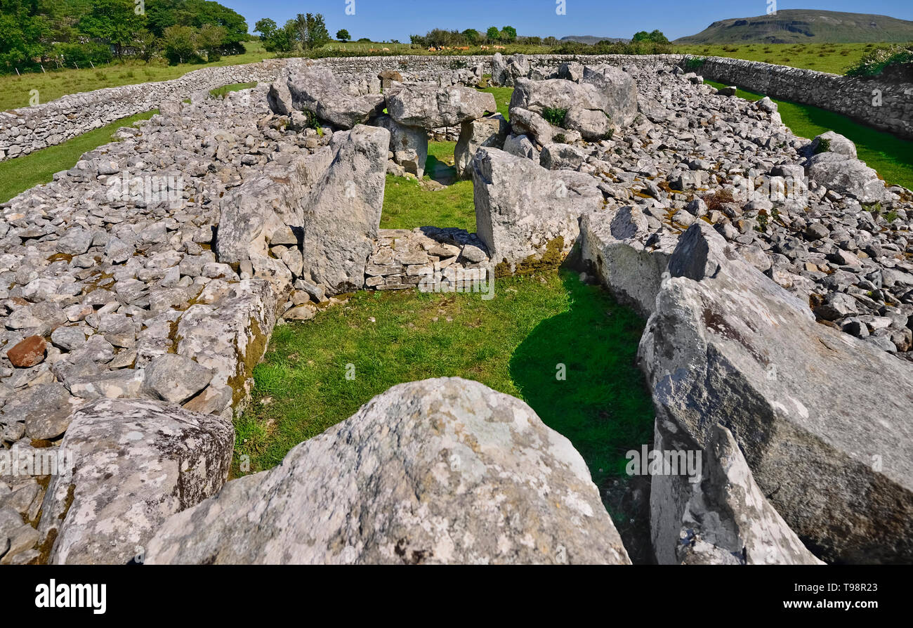 L'Irlande, Comté de Sligo, Creevykeel tombe à la cour nord. Banque D'Images