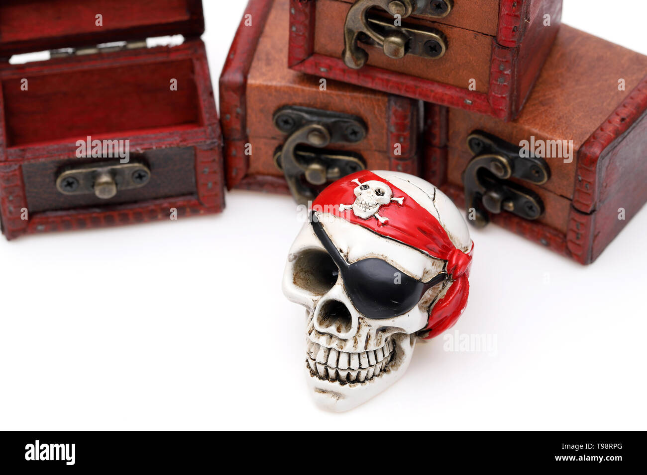 Squelette pirate avec coffre au trésor sur fond blanc Banque D'Images