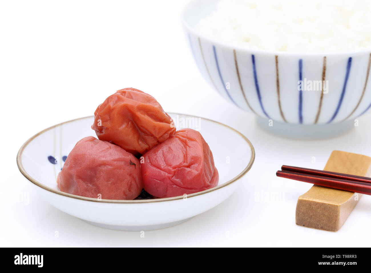 La nourriture japonaise, le riz cuit à l'umeboshi marinés Banque D'Images