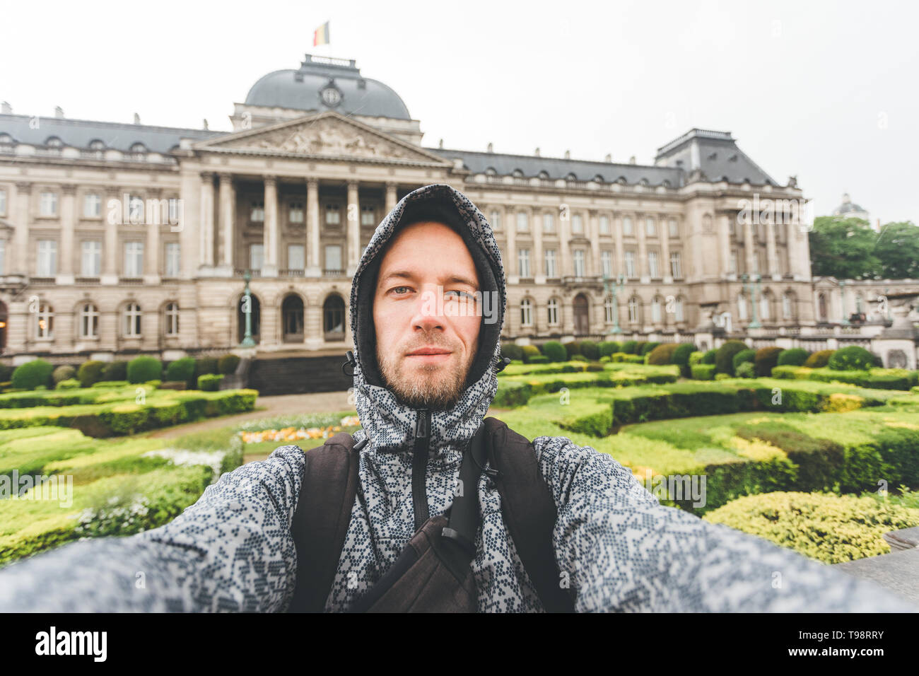 L'homme prend photo selfies sur fond de Palais Royal de Bruxelles, Belgique Banque D'Images