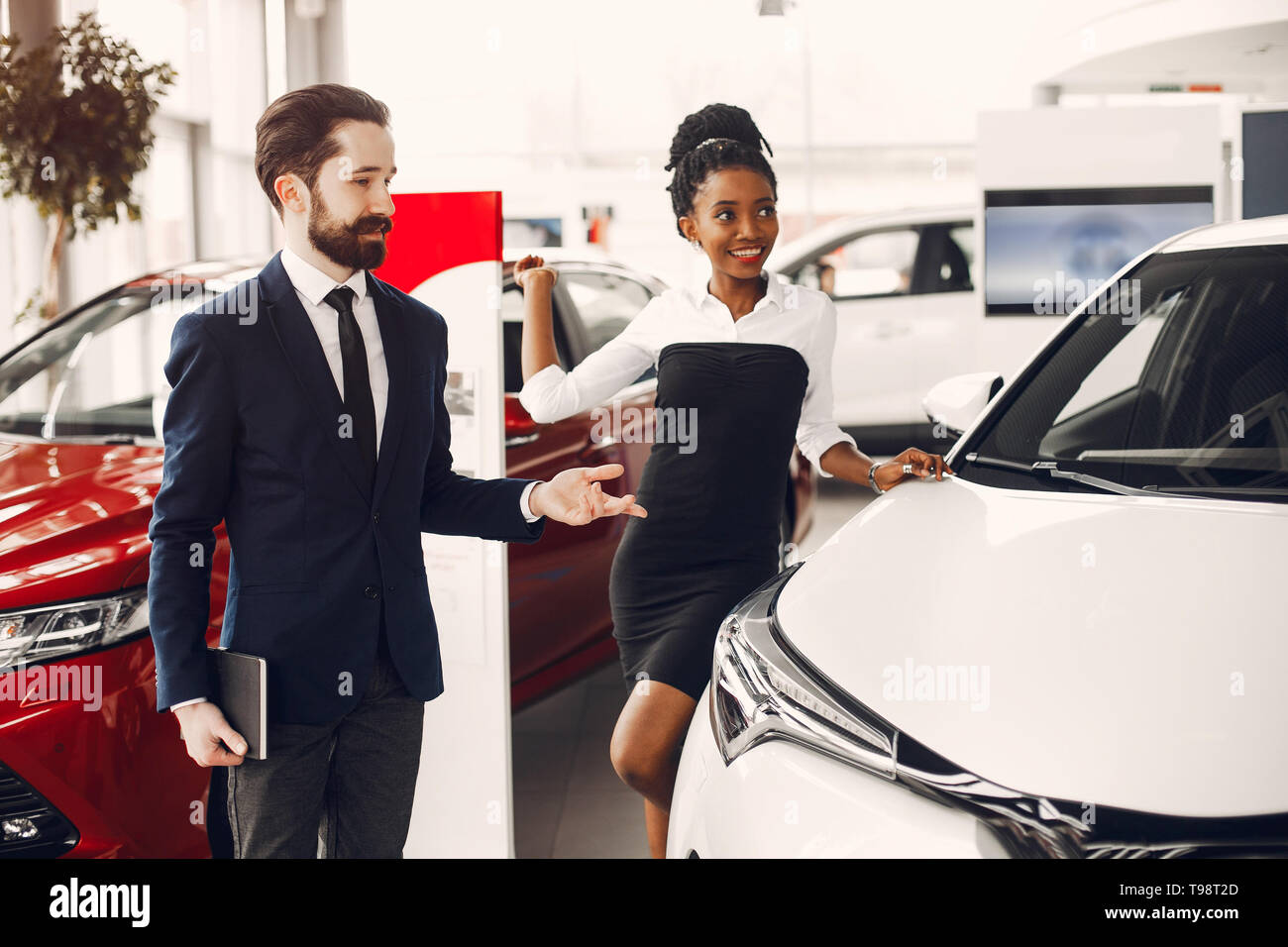 Femme noir élégant dans un salon automobile Banque D'Images