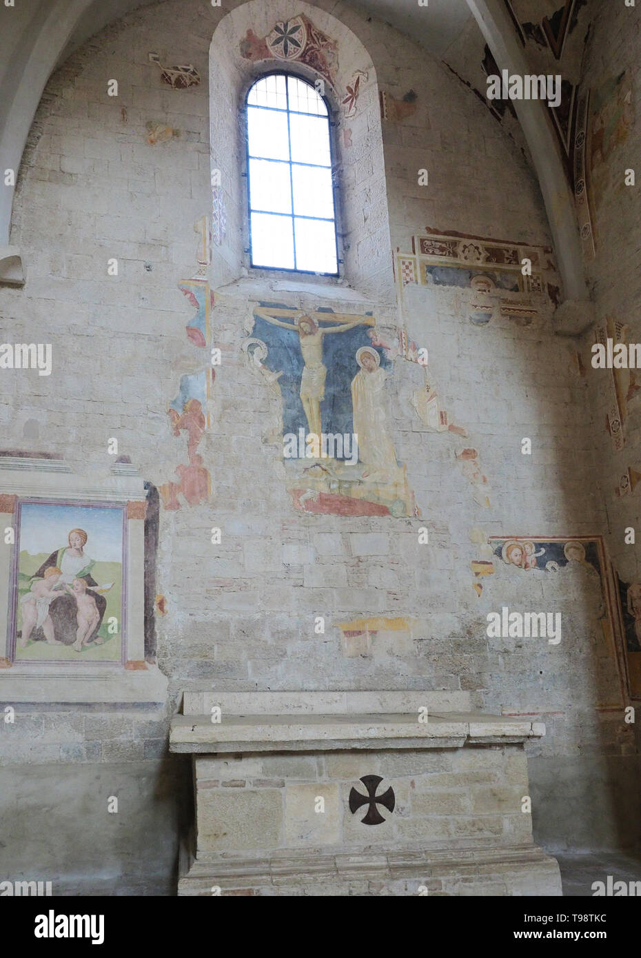 Todi Ombrie Italie. Église de San Fortunato de l'intérieur. Chapelle de Saint François (Cappella di San Francesco), avec des fresques (fragment) au-dessus de l'al Banque D'Images