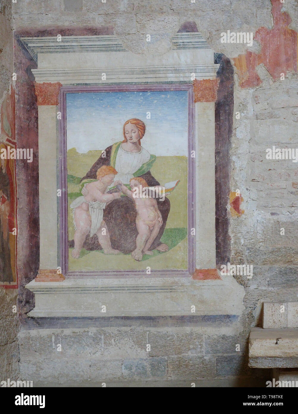 Todi Ombrie Italie. Église de San Fortunato de l'intérieur. Chapelle de Saint François (Cappella di San Francesco), fresque antique femme avec deux enfants - Banque D'Images