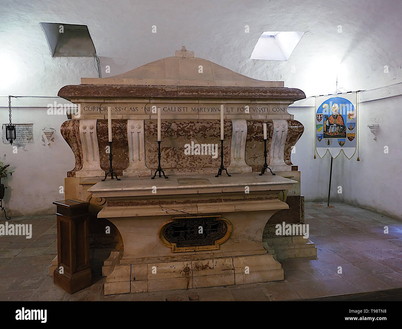 Todi Ombrie Italie. Église de San Fortunato, l'intérieur de la crypte. Sarcophage avec le reste des saints patrons de la ville Cassiano, Callist Banque D'Images