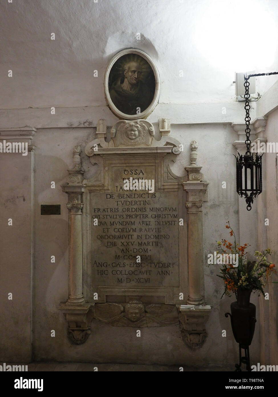 Todi Ombrie Italie. Église de San Fortunato, l'intérieur de la crypte. Tombe de Jacopone de Todi fresco par Ferrau da Faenza. Banque D'Images