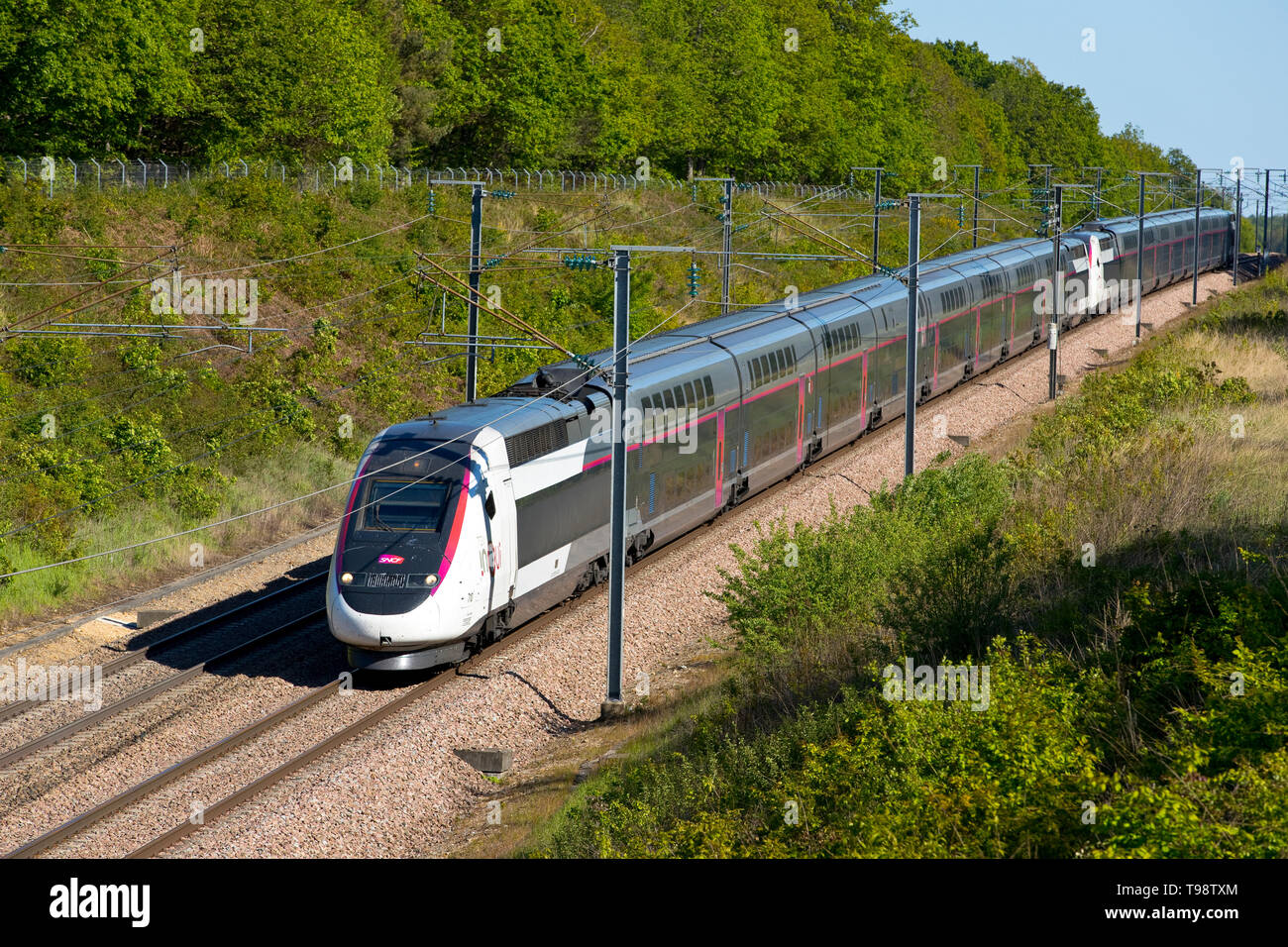 TGV Duplex inOui dans Yonne, Bourgogne, France Banque D'Images