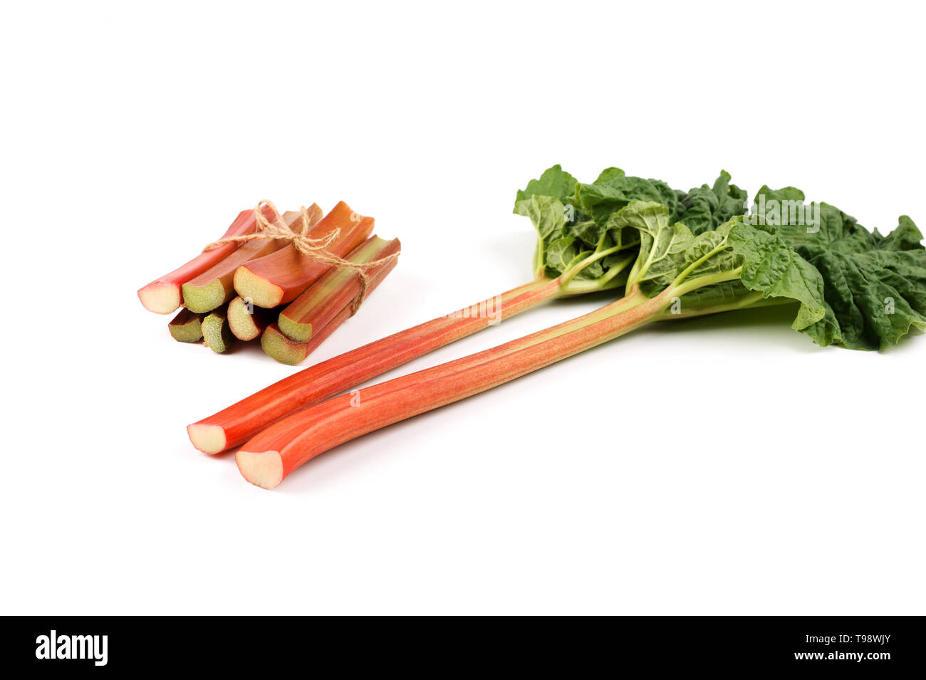 La rhubarbe isolés. Tiges rouge , bouquet de rhubarbe couper sur blanc. Produits frais et juteux, prêts à être cuisinés.Image avec copie espace.focus sélectif. Banque D'Images