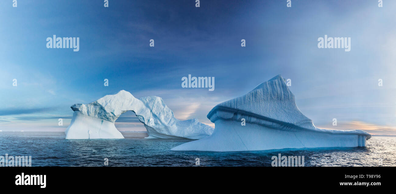 Icebergs dans la baie de Disko au Groenland, au milieu de l'été Banque D'Images