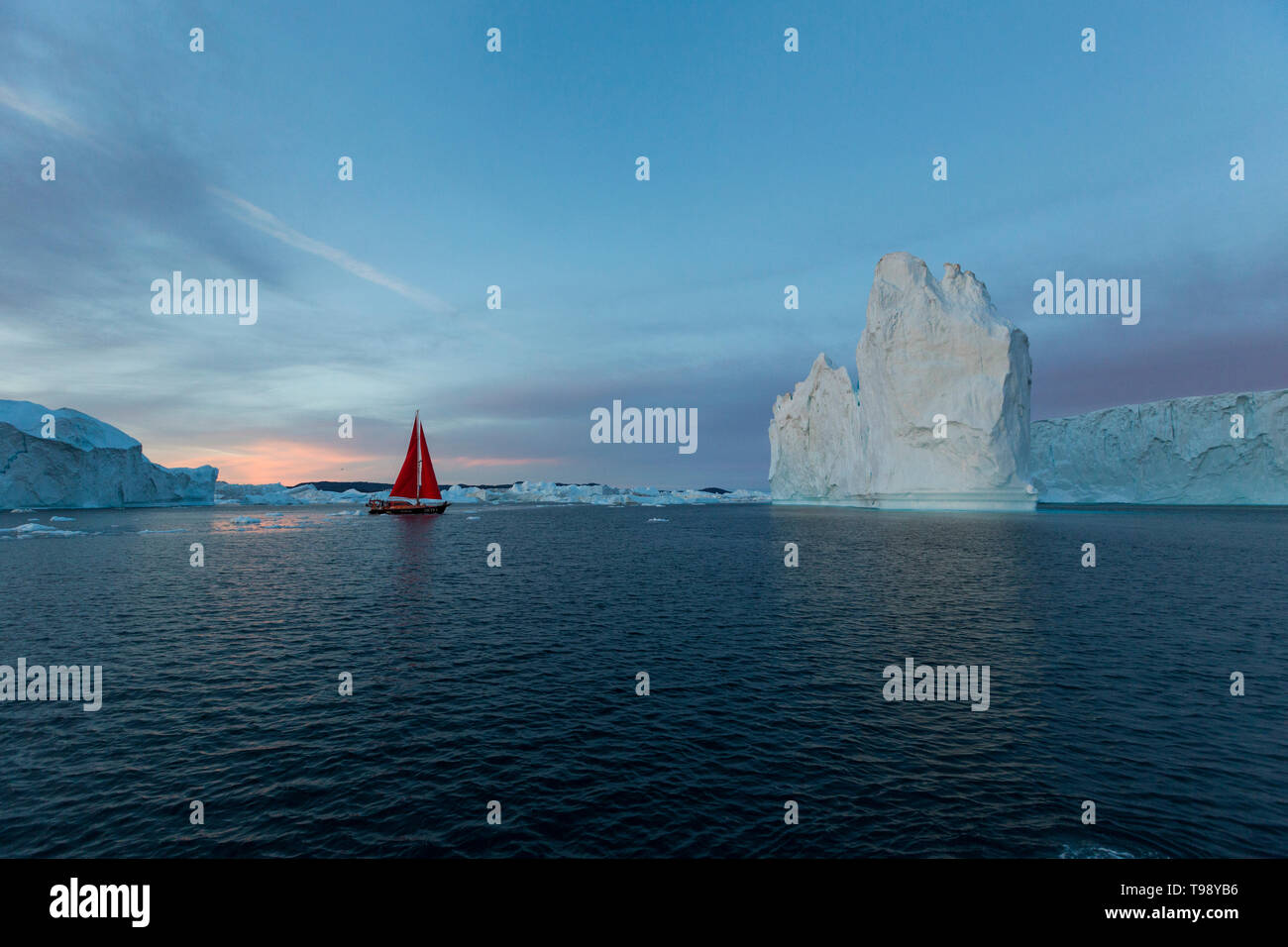 Icebergs et voilier dans la baie de Disko au Groenland, au milieu de l'été Banque D'Images