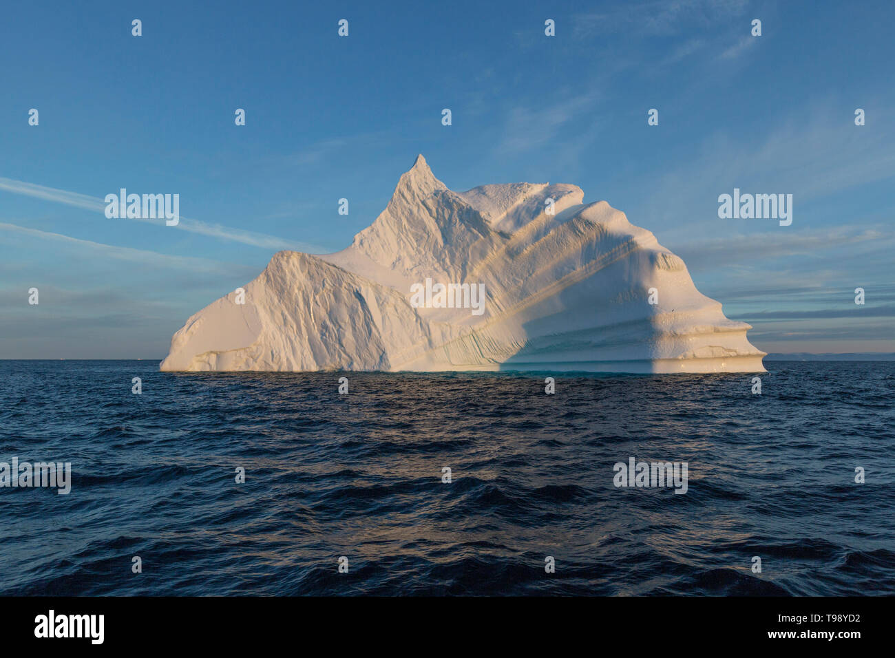 Icebergs dans la baie de Disko au Groenland, au milieu de l'été Banque D'Images