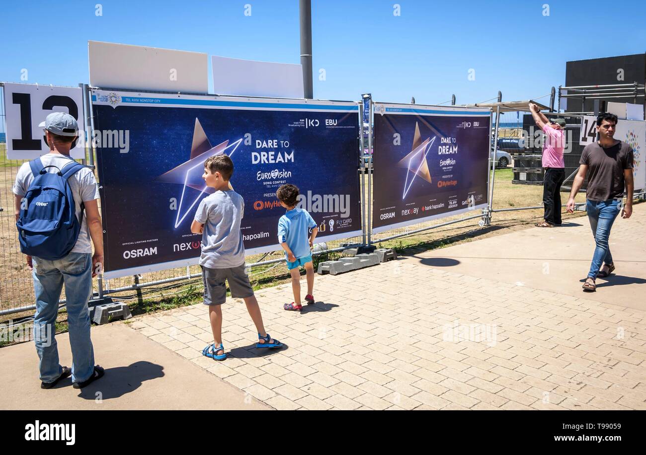 TEL AVIV, ISRAËL. Le 11 mai 2019. Les gens curieux à propos de la préparation au concours Eurovision de la chanson à Tel Aviv et posant avec un concours logo. Banque D'Images