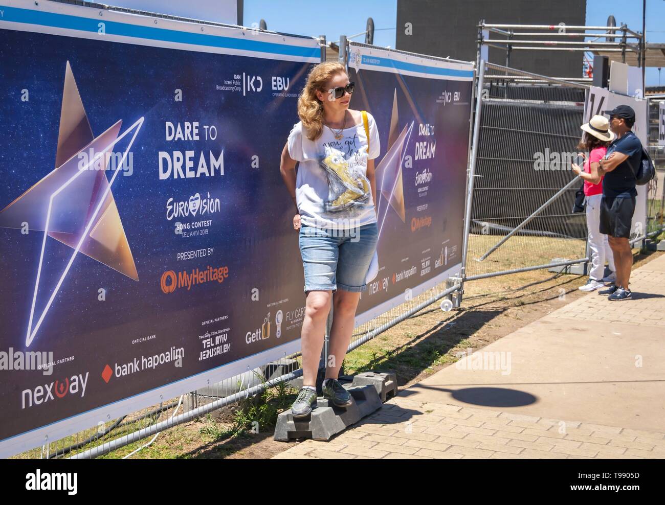 TEL AVIV, ISRAËL. Le 11 mai 2019. Les gens curieux à propos de la préparation au concours Eurovision de la chanson à Tel Aviv et posant avec un concours logo. Banque D'Images