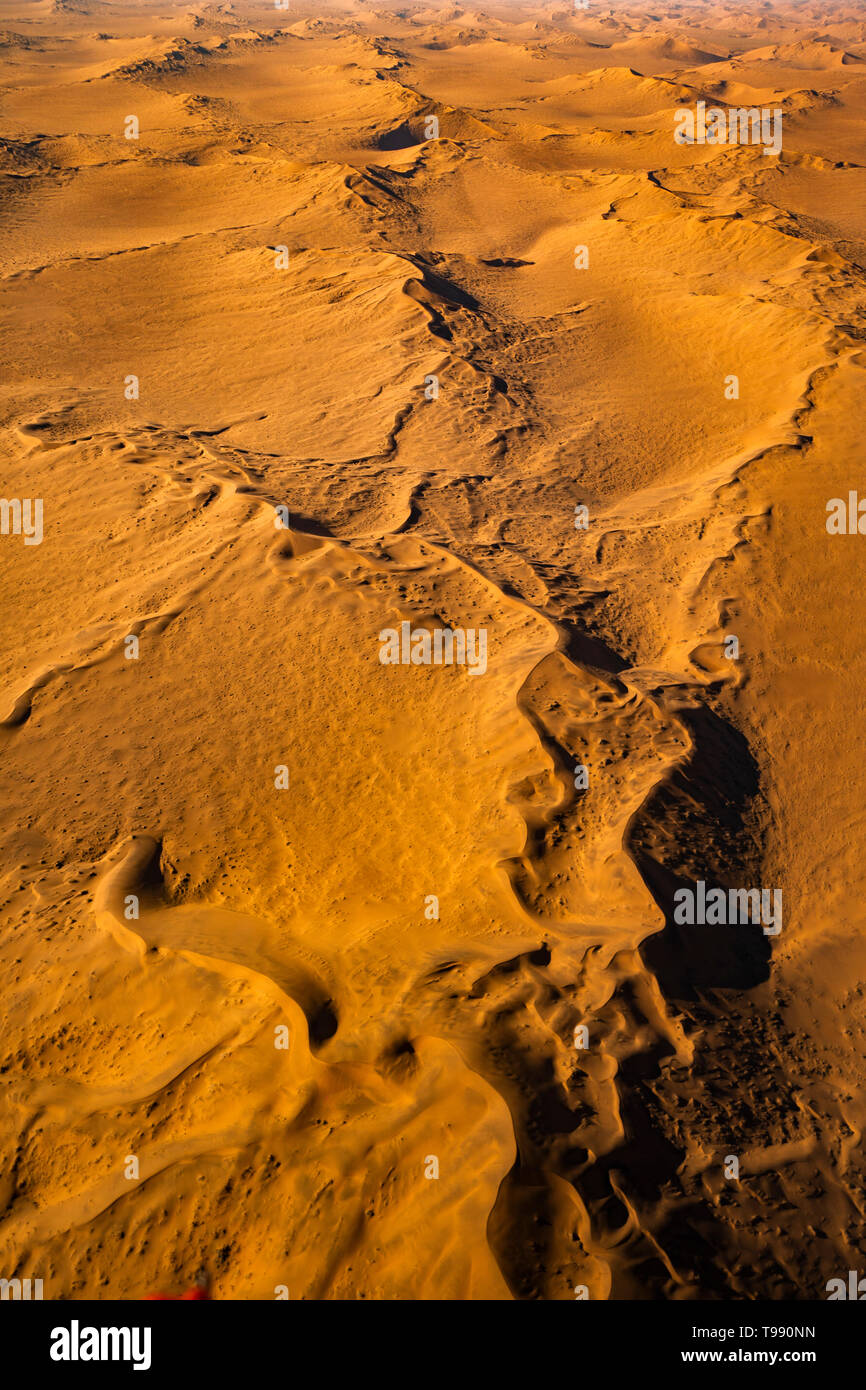 Vol au-dessus de dunes de Sossusvlei au coucher du soleil, la Namibie, l'Afrique Banque D'Images