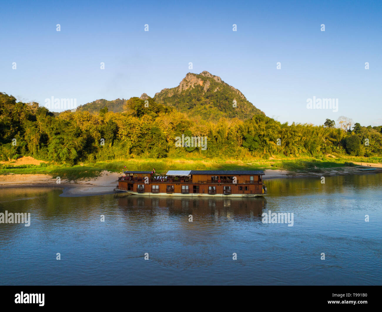 Bateau de croisière fleuve Mekong Sun se trouve à nuit sur un rivage, au Laos Banque D'Images