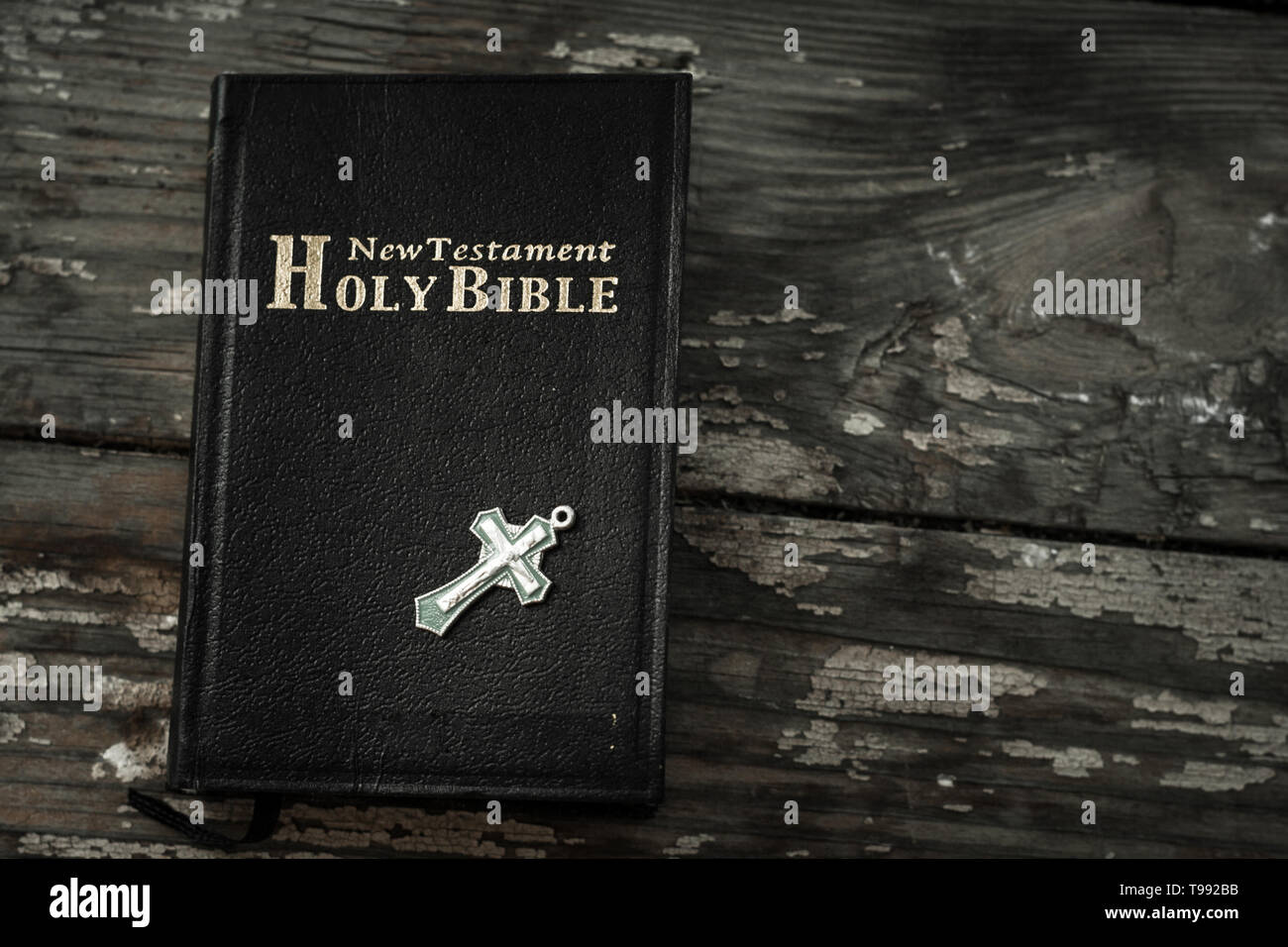 Sainte Bible livre sur vieux conseils rustique. Concept de la Religion Banque D'Images