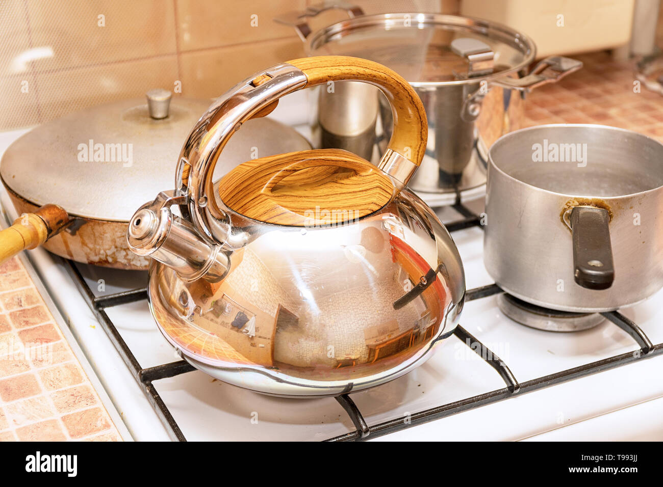 Casseroles, une poêle et une bouilloire sur la cuisinière à gaz Banque D'Images