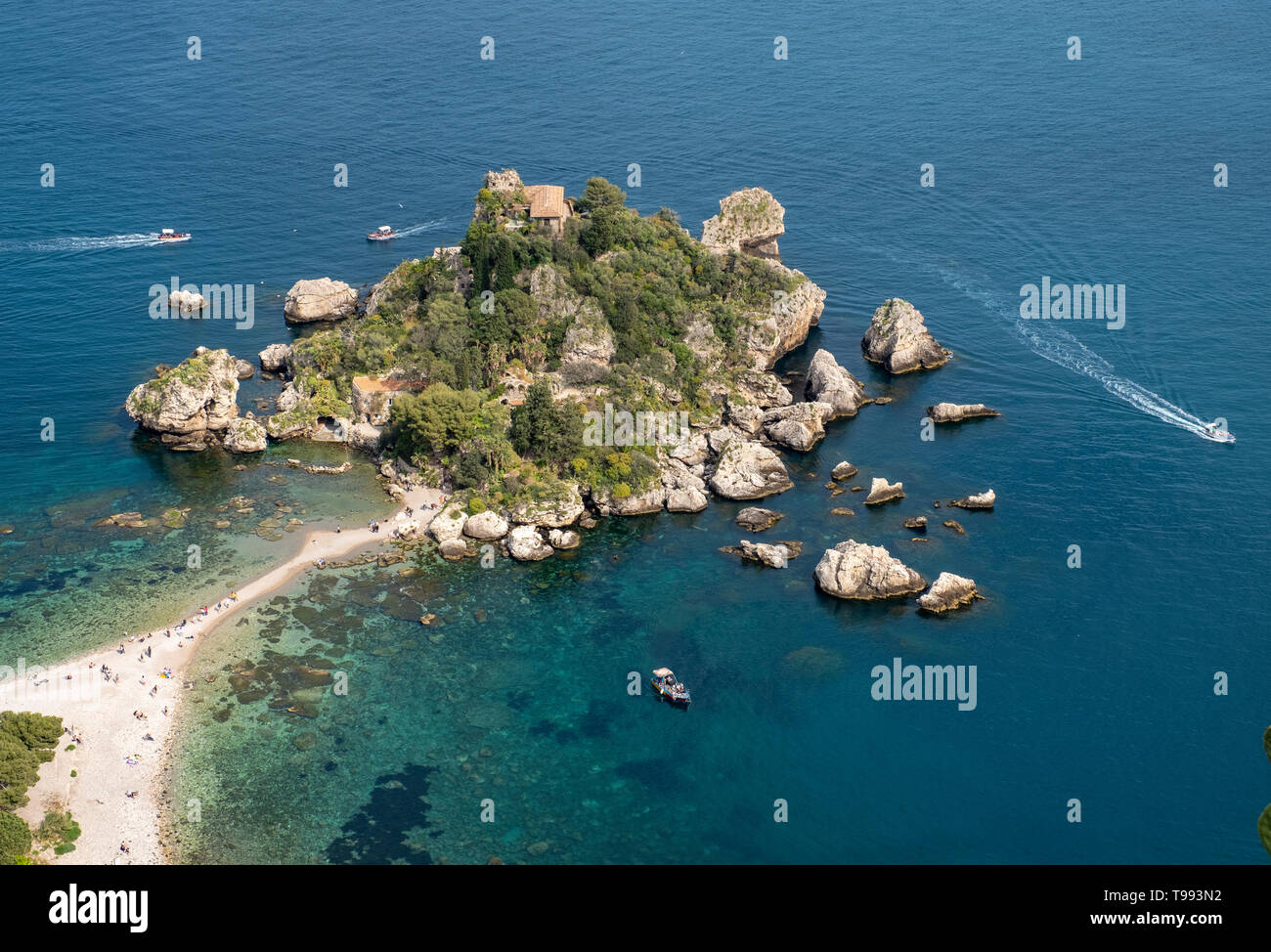 La petite île de Isola Bella dans la mer Ionienne de la côte de Taormina, Sicile. Banque D'Images