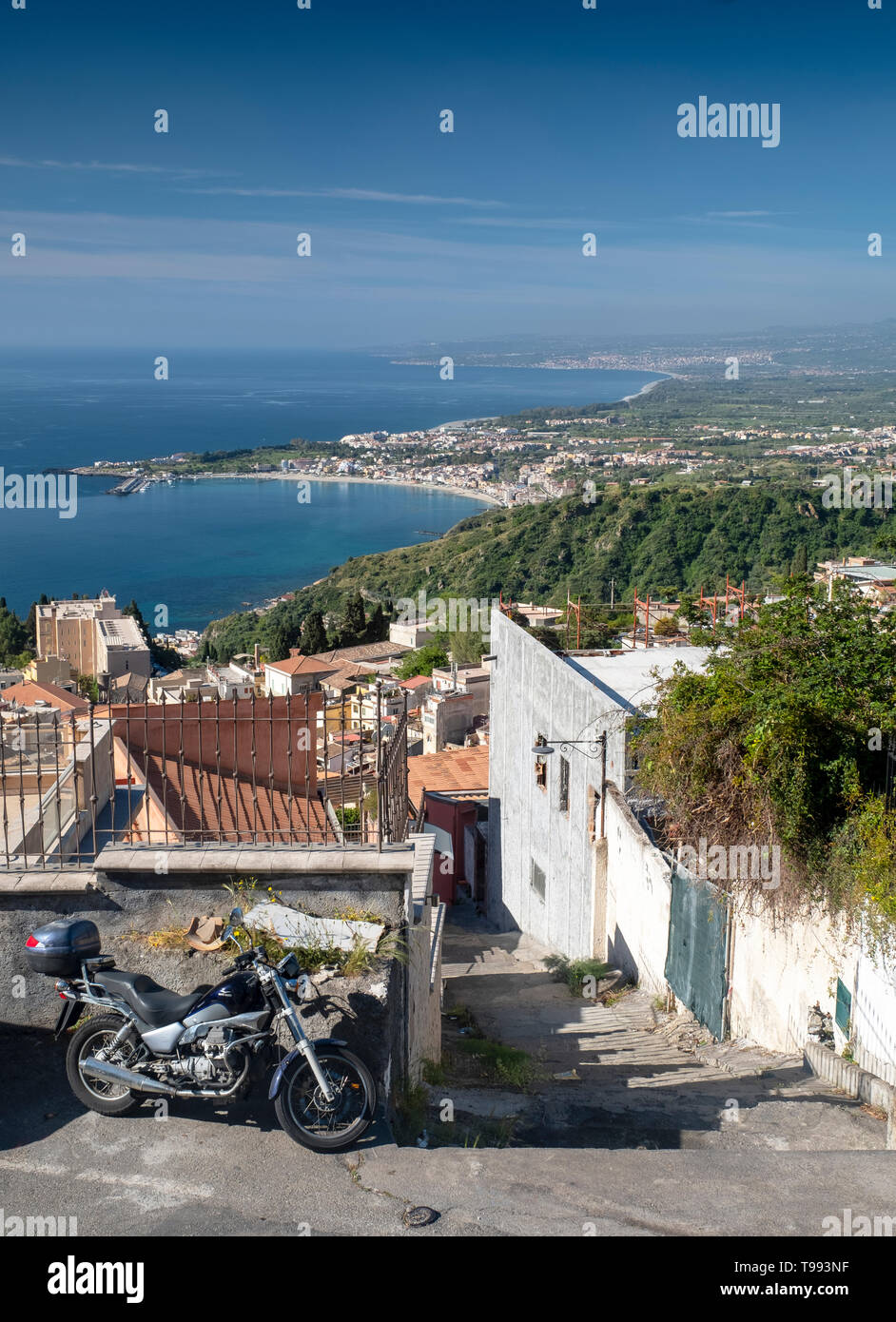 Vue sur les toits de la baie de Naxos, Taormina, Sicile. Banque D'Images
