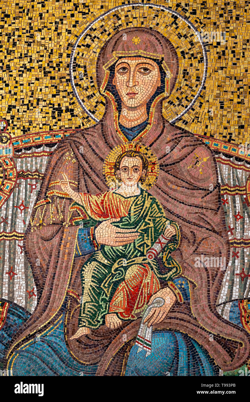 La mosaïque religieuse de Marie et Jésus à la paroi de Torre dell'Orologio, Taormina, Sicile. Banque D'Images