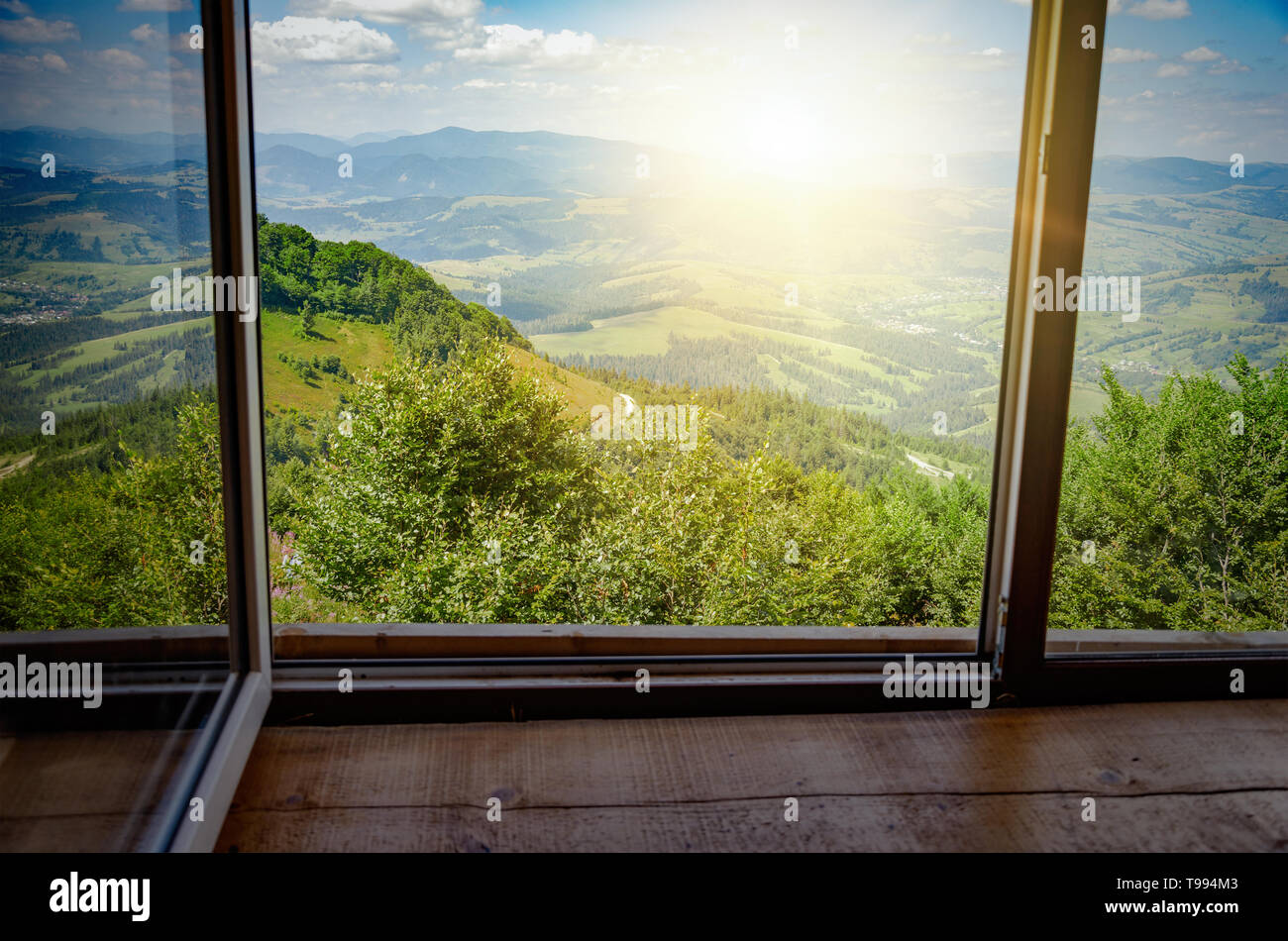 Vue de la fenêtre sur le paysage de montagne Banque D'Images