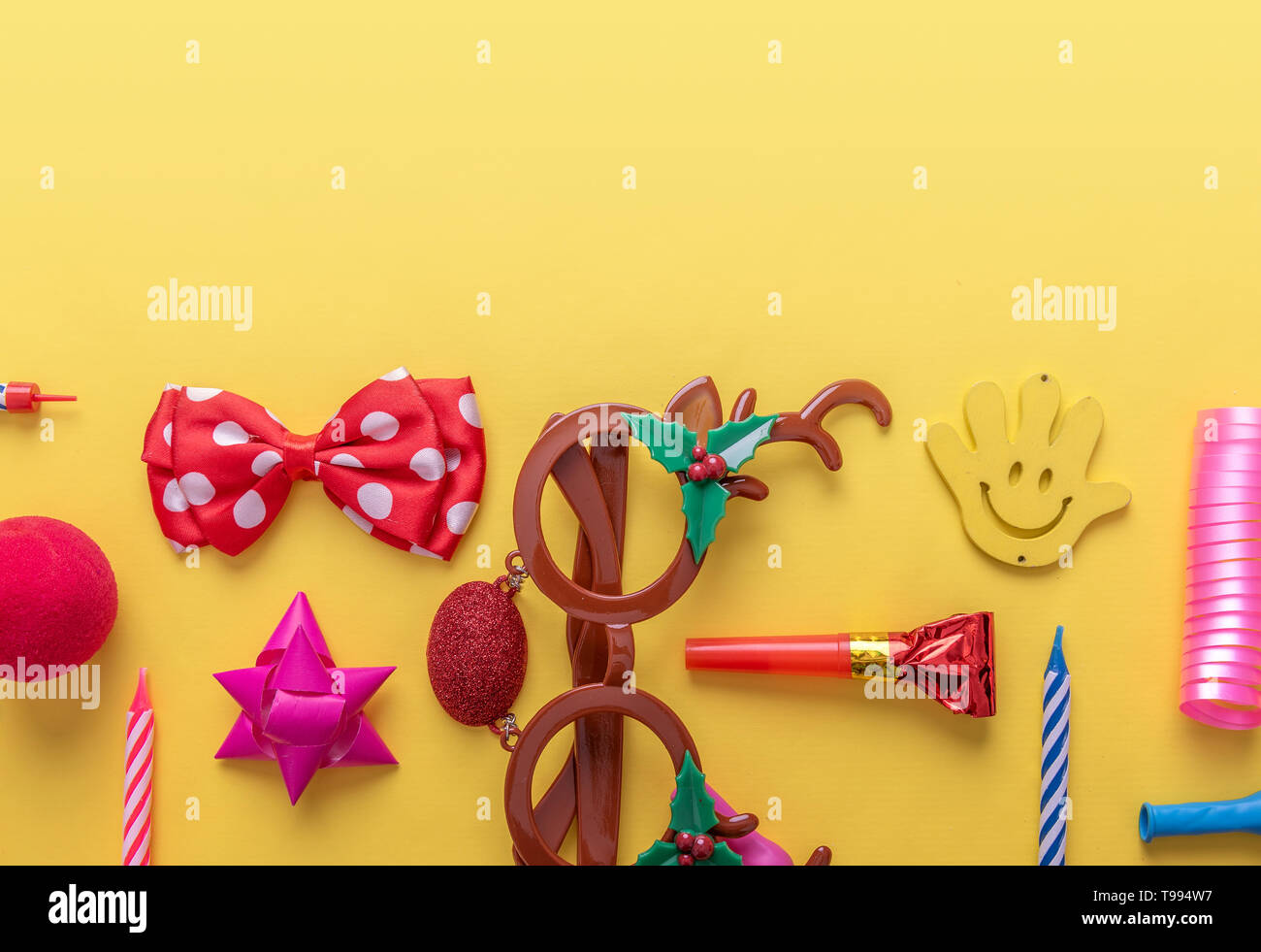 Articles pour carnaval sur fond jaune. Banque D'Images