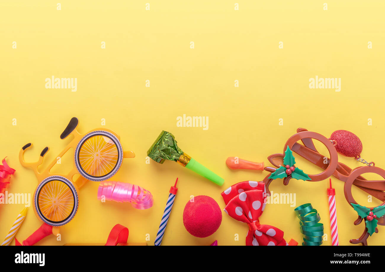 Articles pour carnaval sur fond jaune. Banque D'Images