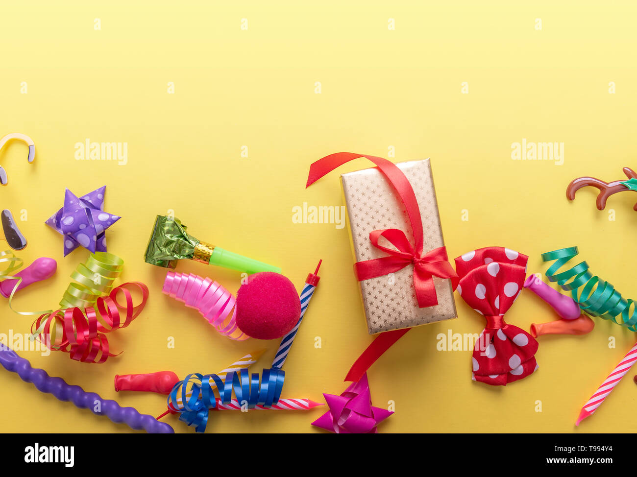 Articles pour carnaval sur fond jaune. Banque D'Images