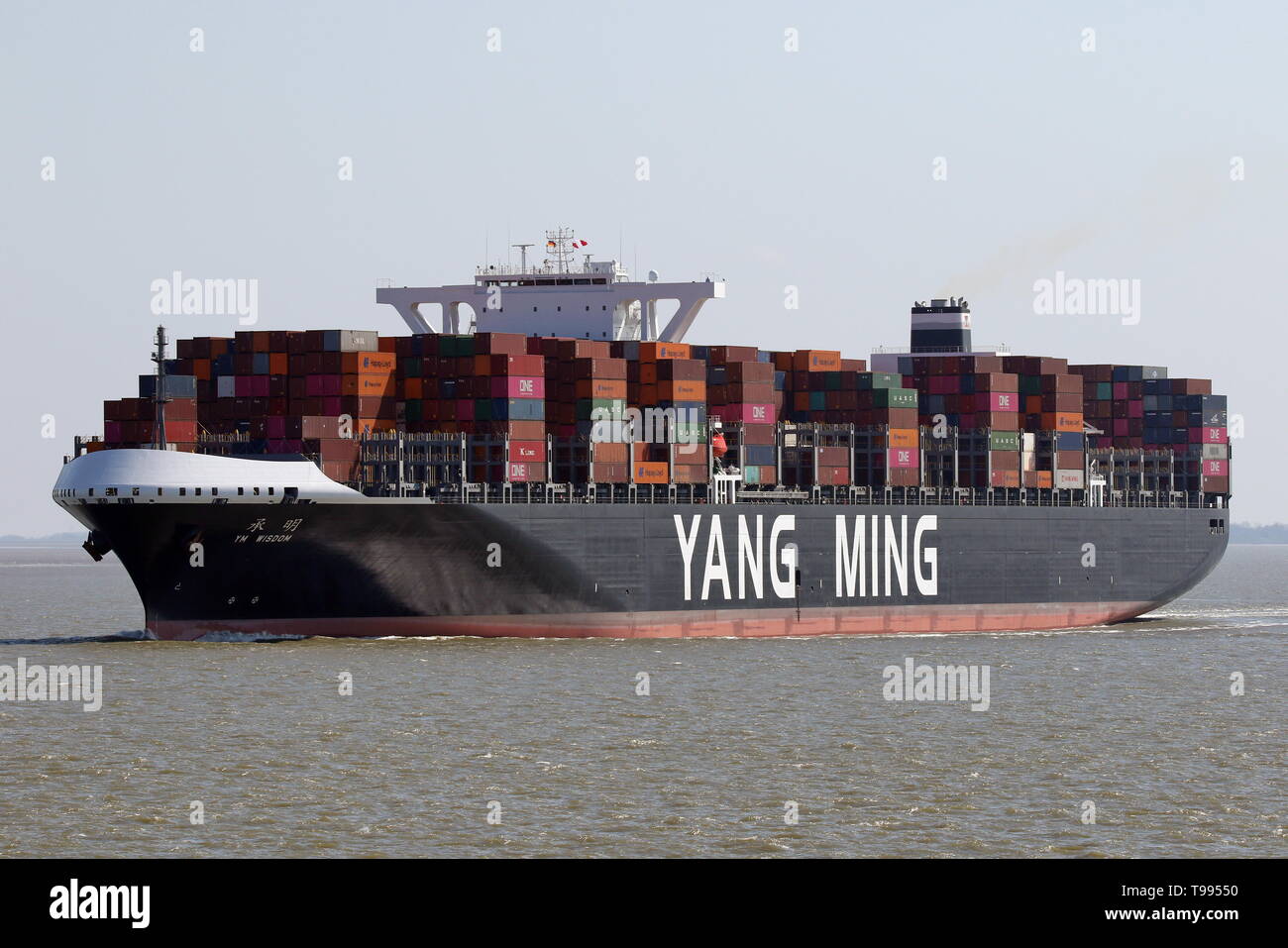 Le porte-conteneurs YM Sagesse passe le 15 avril 2019 le port de Cuxhaven et continue vers la mer du Nord. Banque D'Images