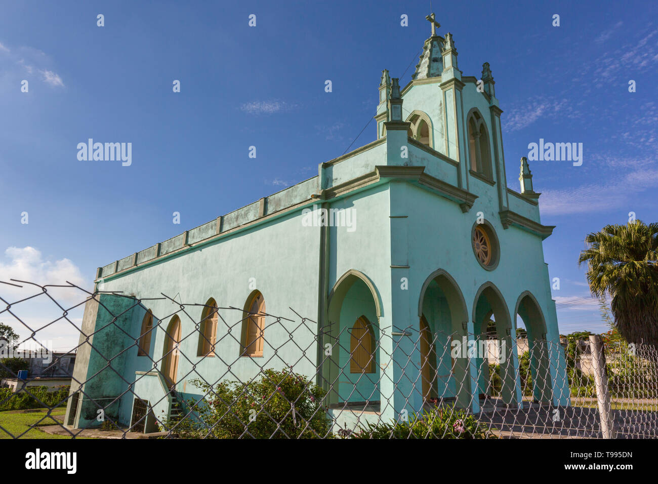 L'extérieur de l'église, de style colonial espagnol, dans le village de Camilo Cienfuegos, anciennement Hershey ville, Santa Cruz del Norte, Province de Mayabeque Cuba Banque D'Images