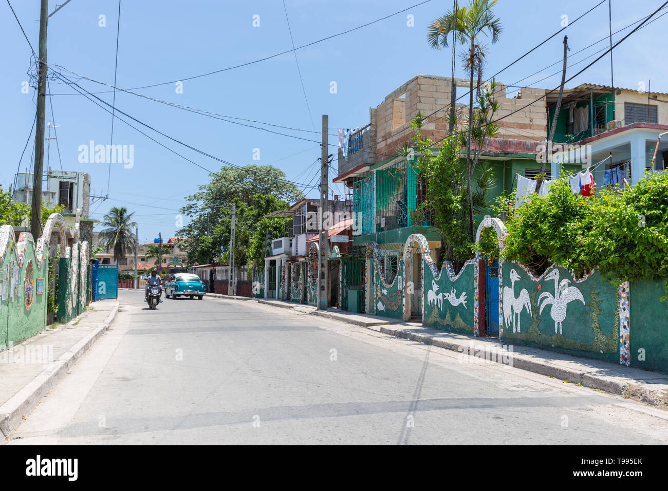 Dans la rue, La Havane Jaimanitas décoré de mosaïque art et sculptures dans le style Rodriguez Fuster, Cuba Banque D'Images