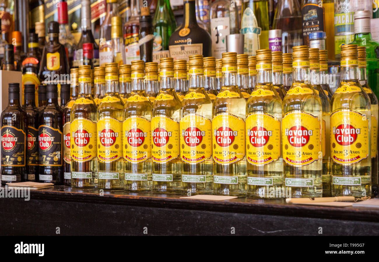 Le rhum Havana Club bouteilles alignées dans un bar de La Havane, Cuba Banque D'Images