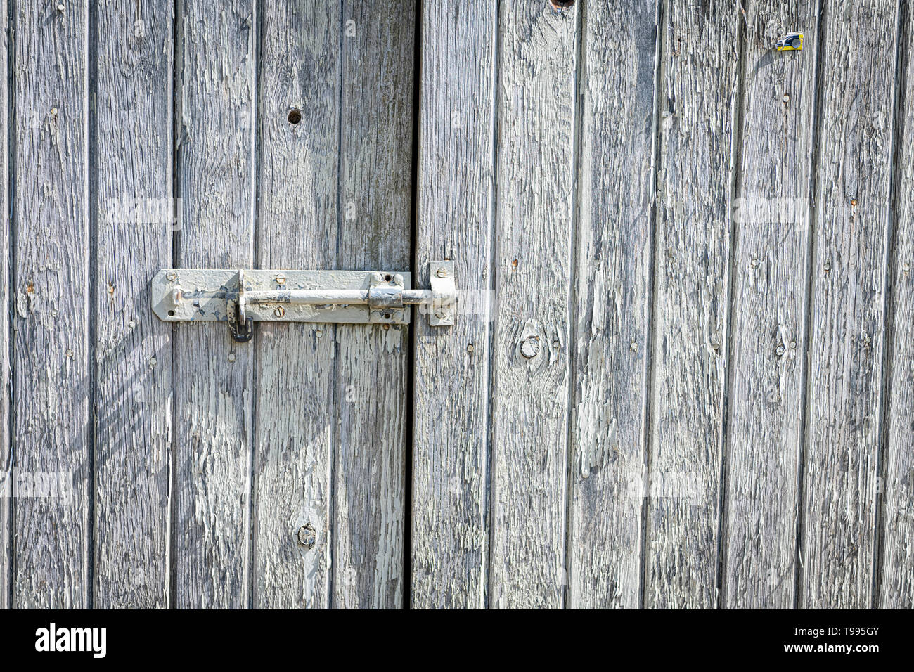 Vieilles portes en bois sur une grange avec de la peinture Banque D'Images