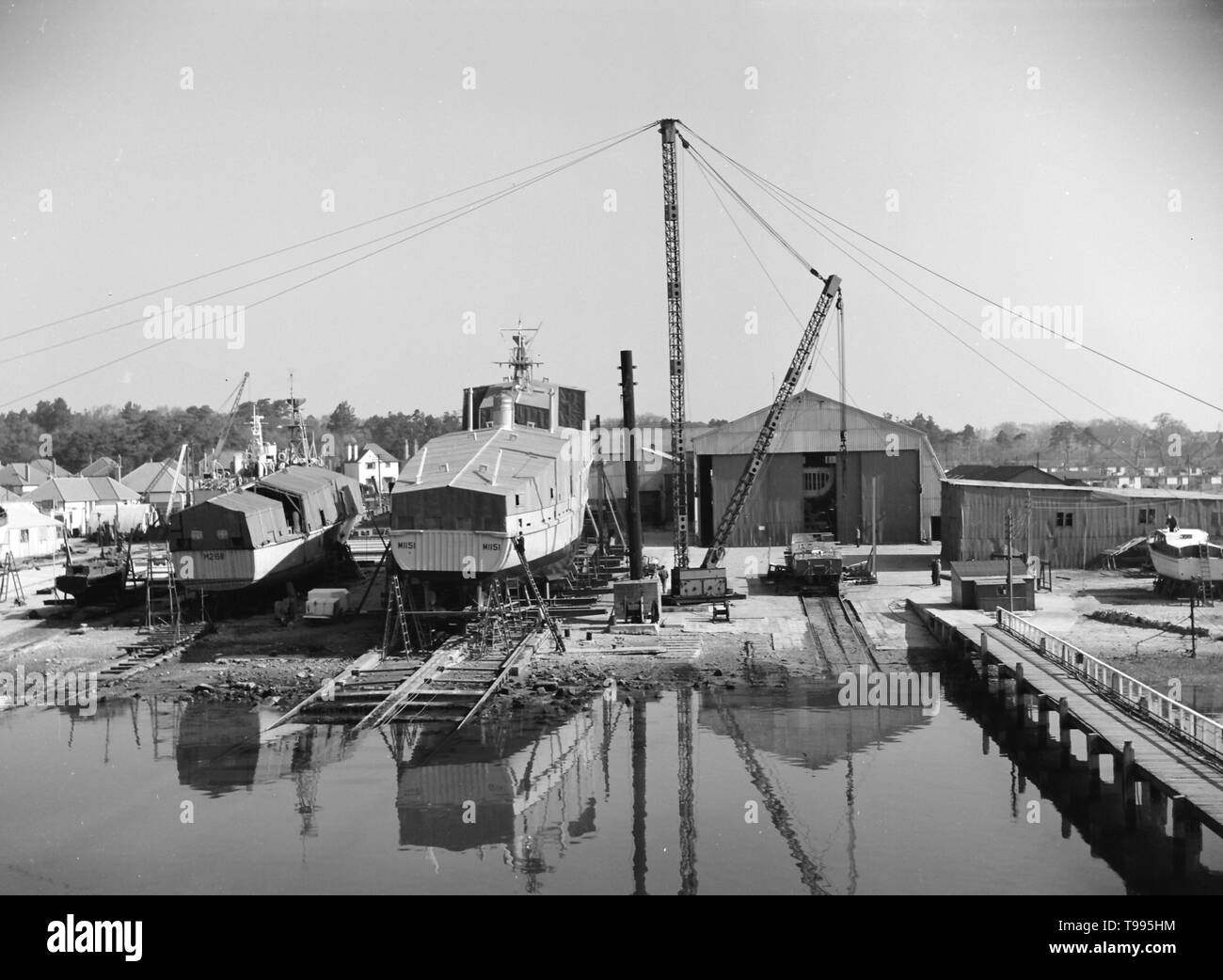 Ham et tonnes de dragueurs M2611 et M1151 Bottisham HMS HMS Iveston en réparation au chantier naval, Poole Dorset Yacht, dans les années 50. Banque D'Images