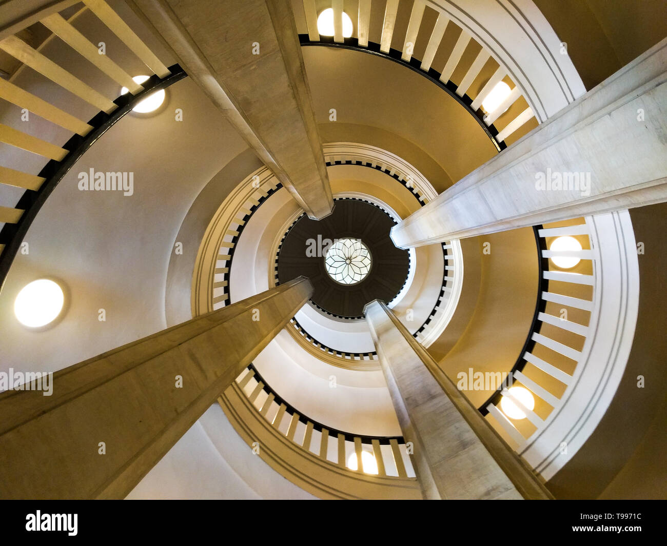 Escalier en colimaçon dans le château depuis le bas Banque D'Images